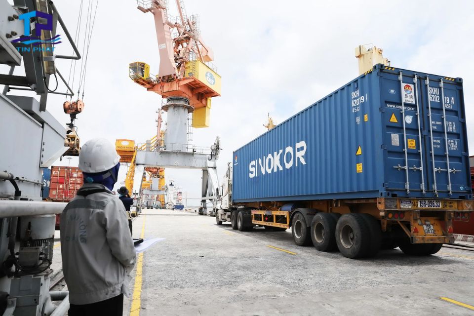 Vận chuyển container chuyên nghiệp, uy tín, giá rẻ tại Vận Tải Tín Phát
