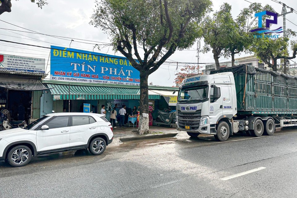 Quý khách có thể liên hệ đến Hotline: 0707.76.8989 hoặc đến trực tiếp tại các điểm nhận gửi hàng để gửi hàng