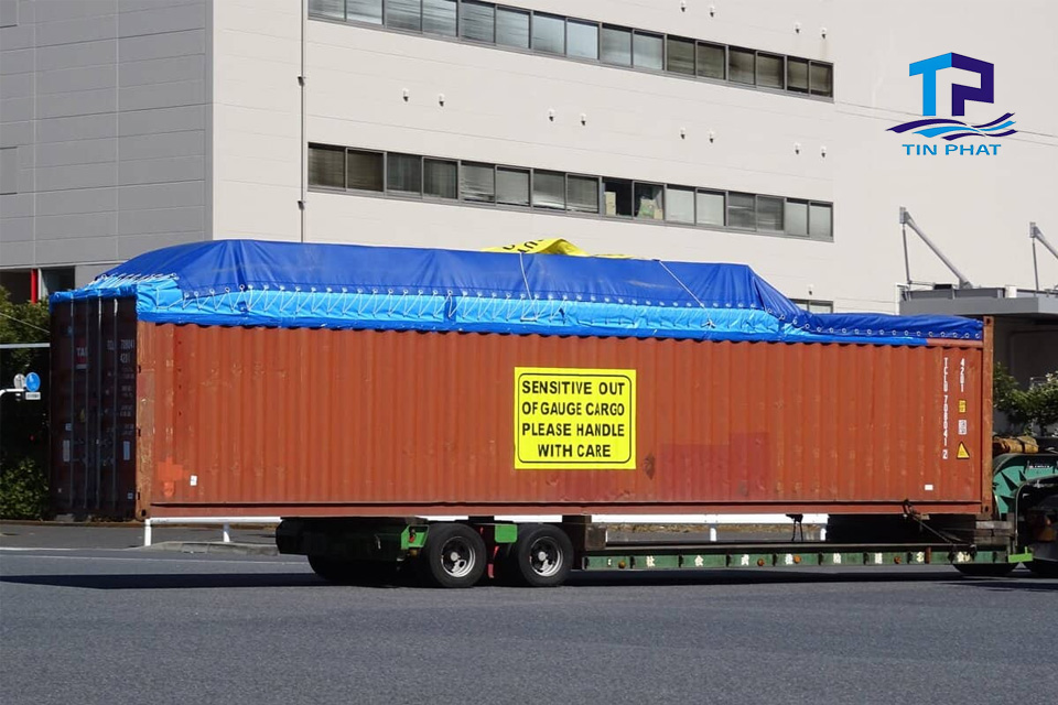 Container mở nóc phù hợp cho hàng hóa quá khổ hoặc hàng cần xếp từ trên xuống Container mở nóc phù hợp cho hàng hóa quá khổ hoặc hàng cần xếp từ trên xuống