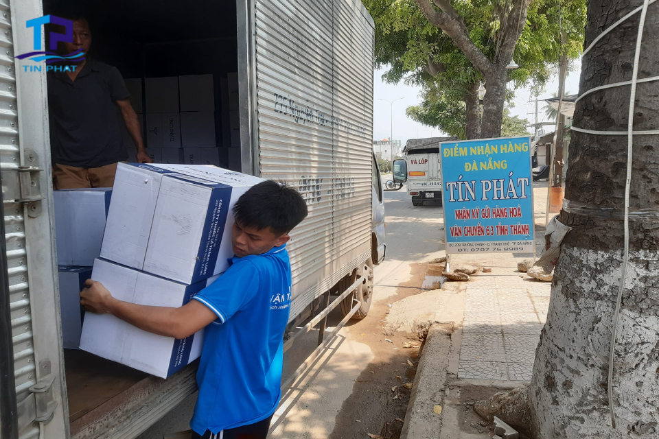 Đội ngũ nhân sự của Vận Tải Tín Phát là một tập thể chuyên nghiệp và tận tâm, luôn sẵn sàng phục vụ nhu cầu vận chuyển của khách hàng
