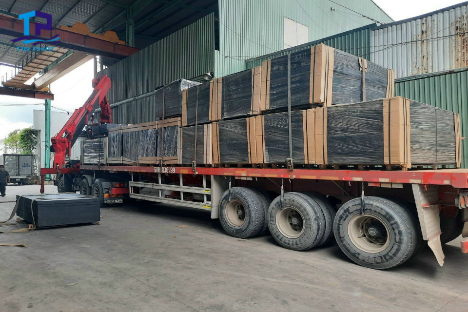 Dịch vụ nâng hạ hàng hóa tại chành xe Vũng Tàu rất quan trọng, giúp đảm bảo việc nâng hạ diễn ra an toàn và nhanh chóng