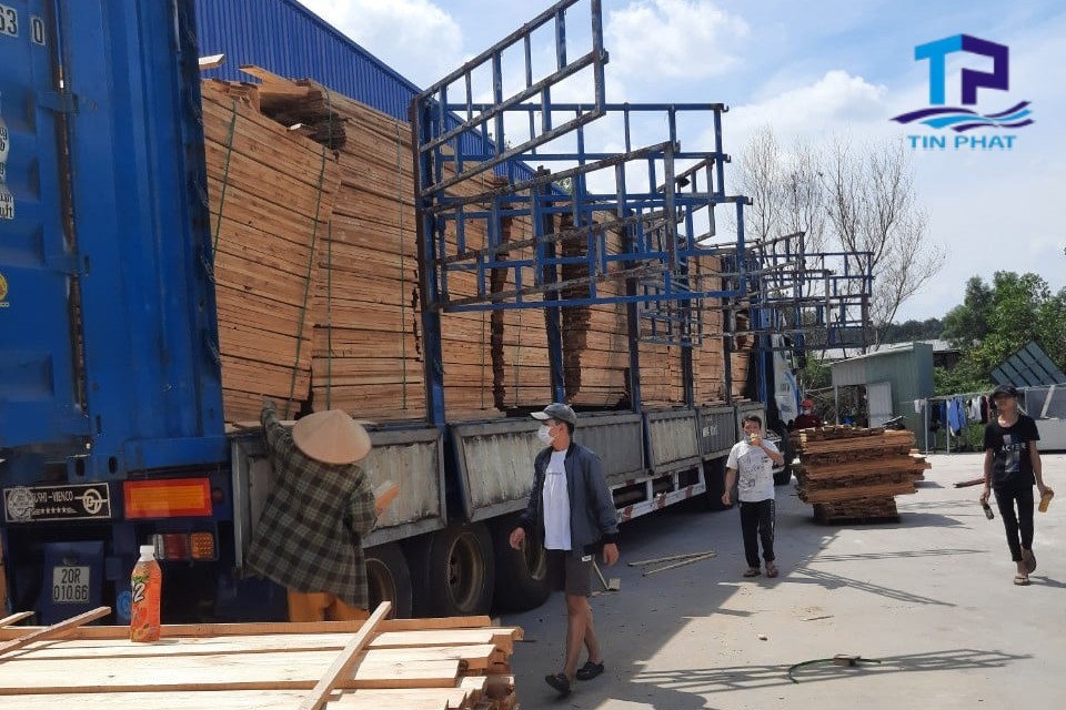 Đội ngũ nhân viên lái xe của chúng tôi luôn năng động, đảm bảo giao hàng một cách cẩn thận và an toàn
