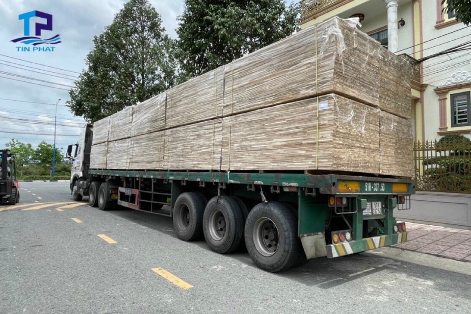 Chúng tôi chuyên nhận vận chuyển tất cả các loại hàng hóa, từ hàng nhỏ lẻ đến hàng công trình lớn