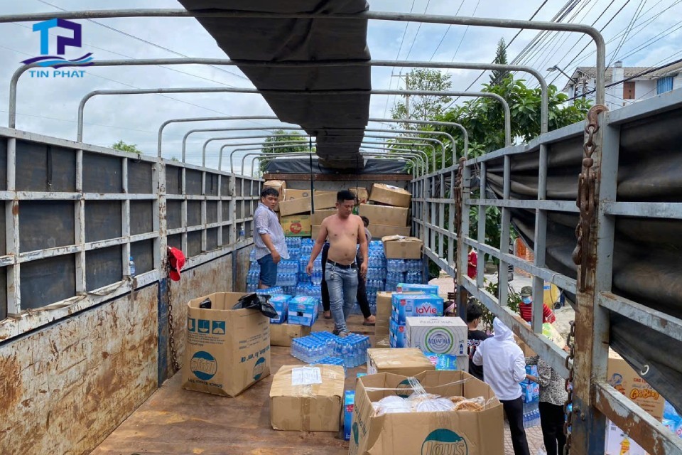 Hàng hóa sẽ được tập kết về kho trong giờ hành chính, và đến 18h, ca ngày sẽ bàn giao hàng hóa cho ca đêm.