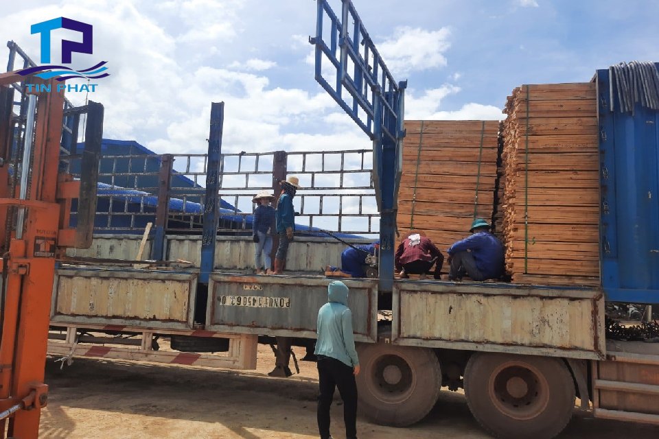 Cho thuê xe tải tại Cần Thơ để vận chuyển gỗ như gỗ xẻ, ván ép và các khối gỗ lớn