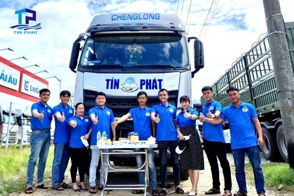 Đội ngũ nhân viên tư vấn chuyên nghiệp tại Vận Tải Tín Phát