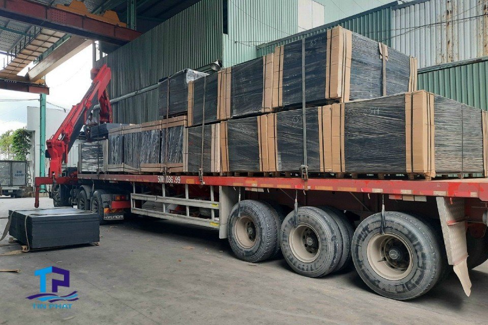 Chúng tôi cung cấp nhiều phương thức vận chuyển hàng máy móc siêu trường, siêu trọng bằng xe mooc lùn