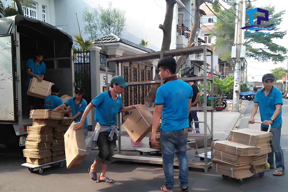 Chúng tôi cam kết giao nhận hàng tận nơi một cách nhanh chóng và đúng hẹn