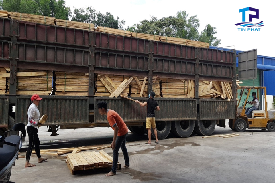 Chúng tôi cung cấp dịch vụ bảo hiểm cho hàng hóa trong suốt quá trình vận chuyển, giúp bảo vệ quyền lợi của khách hàng
