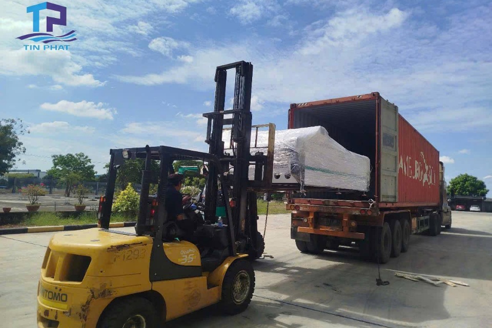 Đội ngũ bốc xếp hàng hóa tại chành xe Đồng Nai đi Nam Định 