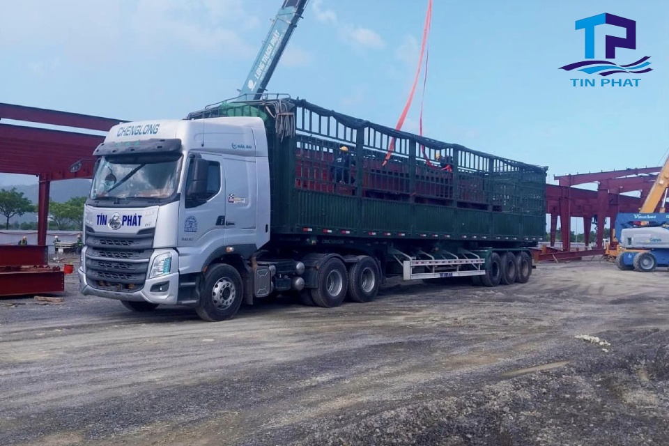 Vận Tải Tín Phát phân loại hàng hóa trước khi vận chuyển qua chành xe đi Khánh Hòa để tính cước chính xác, đảm bảo an toàn.